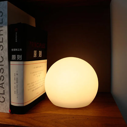 KugleLys – Trådløs LED Bordlampe med 16 Farver & Fjernbetjening